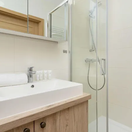 Kosciuszki Modern With Balcony & Parking In By Renters *